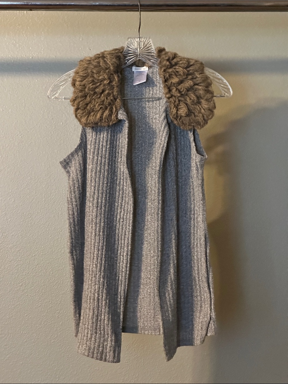Forever 21 Gray Ribbed Sleeveless Cardigan with Faux Fur Collar